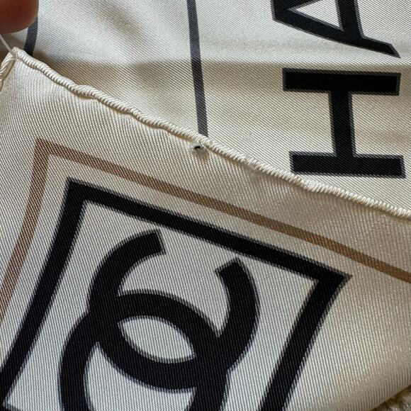 Coco Chanel Silk CC Scarf 100% Authentic Black And White 34 x 34 Square - Picture 2 of 4